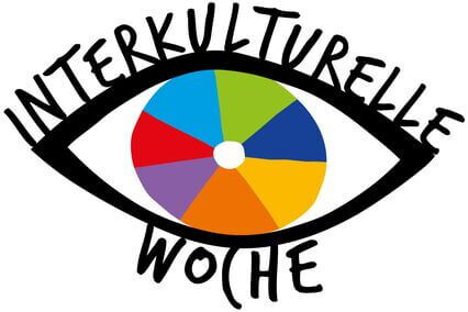 Die Worte "Interkulturelle Woche" sind zu lesen, sie sind um ein großes Auge angereiht und wirken wie Wimpern. Die Iris ist bunt, das Innere ist weiß