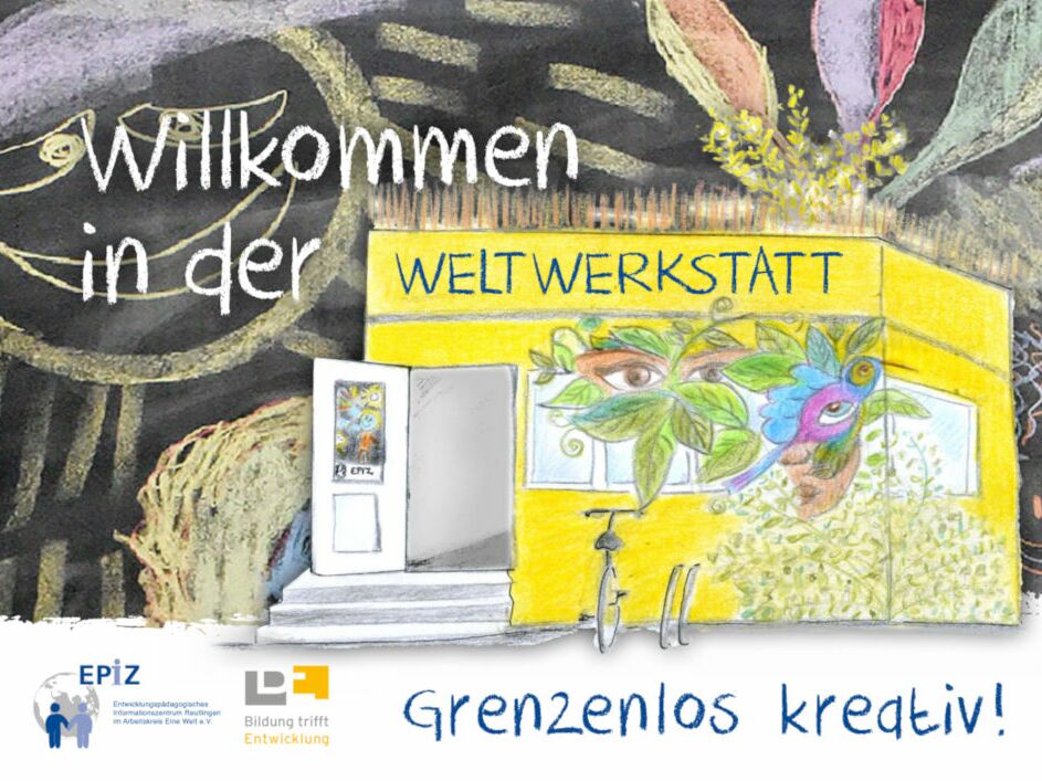 Ein gelbes, eckiges Gebäude mit Fenstern und einer offenen Tür. Das Gebäude ist in der rechten Ecke von Blättern mit Augen bewuchert und im Hintergrund ist eine bemalte Tafel zu sehen. Das Bild iträgt den Schriftzug: "Willkommen in der Weltwerkstatt"
