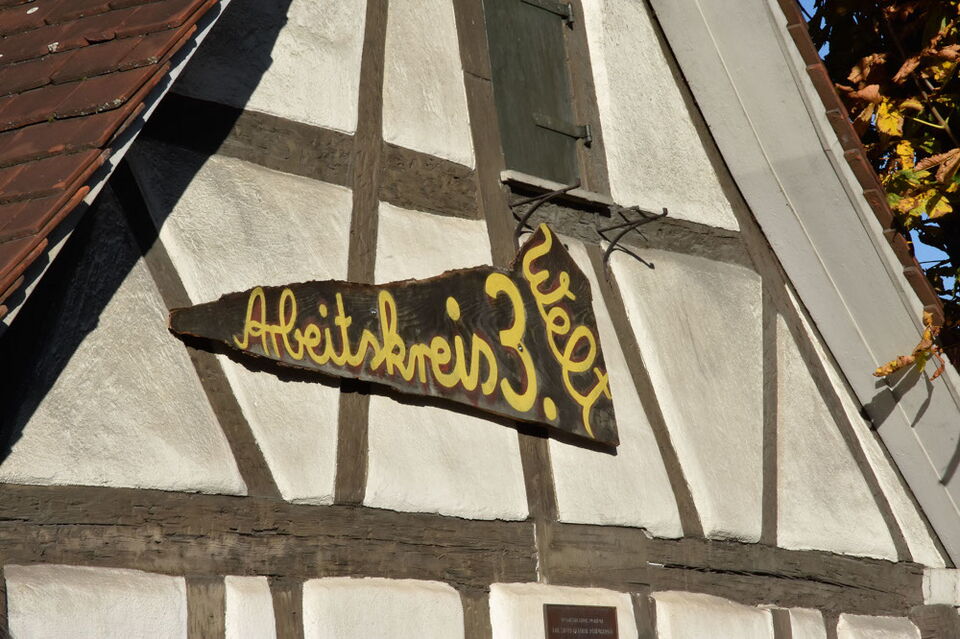 Holzschild vom Arbeitskreis Dritte Welt Reutlingen, angebracht am Gerberhäusle