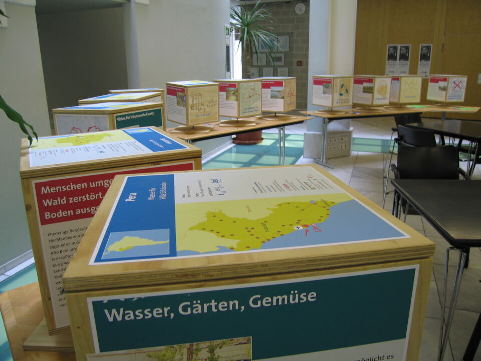 Ausstellung Basic Needs in der VHS