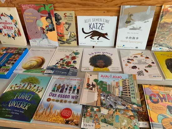 Büchertisch mit mehreren Kinderbüchern